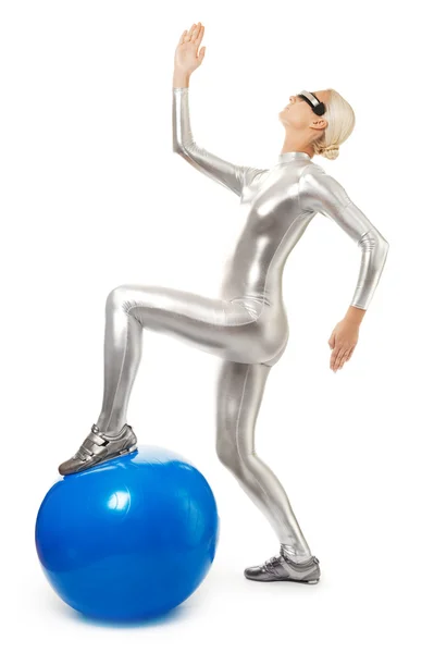 Mulher cibernética com bola de fitness — Fotografia de Stock