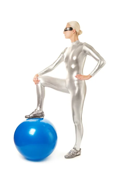 Mujer cibernética con pelota de fitness — Foto de Stock