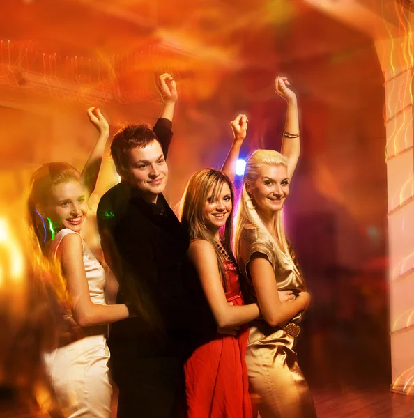 Amigos dançando no clube noturno — Fotografia de Stock