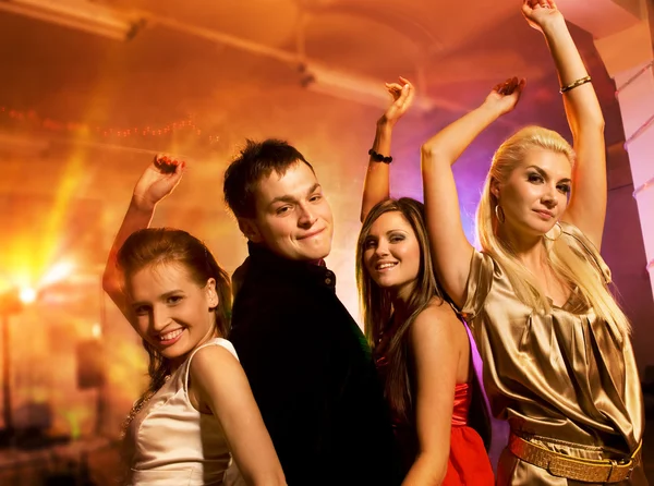 Друзі танцюють в нічному клубі — стокове фото