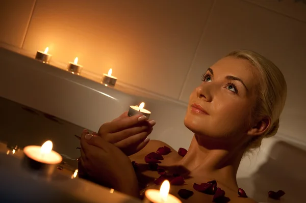 Frau entspannt sich im Badezimmer — Stockfoto