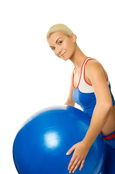 Kadın eğitmen Fitness topu tutan — Stok fotoğraf