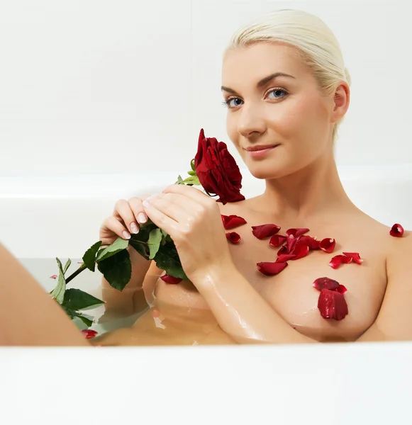 Žena relaxaci v koupelně — Stock fotografie