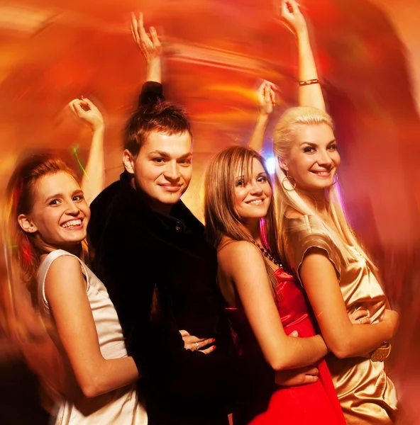 Друзья танцуют в ночном клубе — стоковое фото