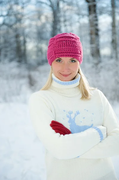 Congelato bella donna in inverno clothin — Foto Stock
