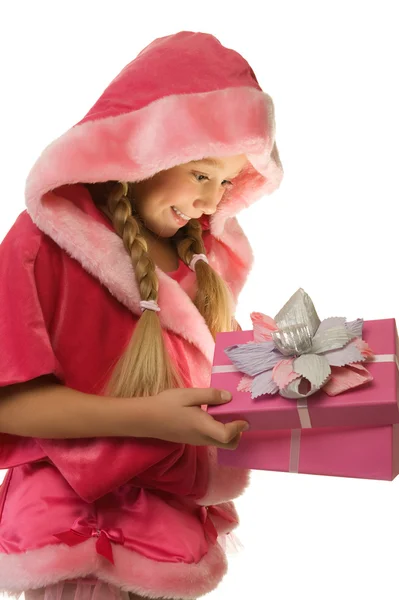 クリスマス少女は彼女のプレゼントを開く — ストック写真
