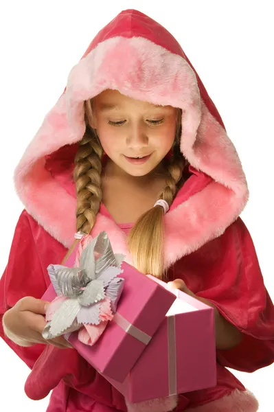 圣诞节的小女孩打开她的礼物 — 图库照片