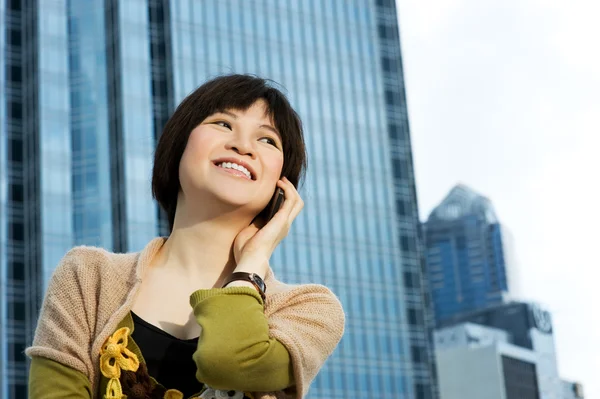 Güzel Çinli Kadın Telefon Görüşmeleri Modern Binanın Arkasında — Stok fotoğraf