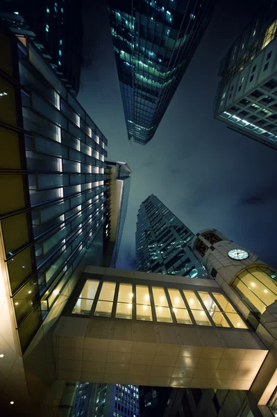在黑夜时间的现代摩天大楼 — 图库照片
