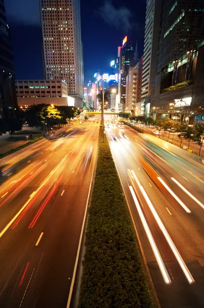 Rychle se pohybující auta v noci — Stock fotografie