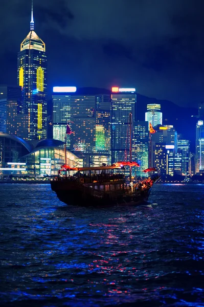 Boot Der Stadt Bei Nacht — Stockfoto