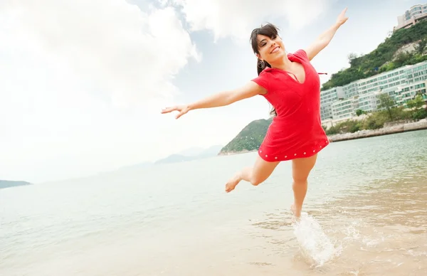Hermosa Mujer Joven Saltando Mar —  Fotos de Stock