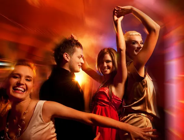 Amigos bailando en el club nocturno Imagen De Stock