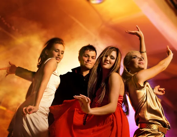Vrienden dansen in de nachtclub Rechtenvrije Stockfoto's