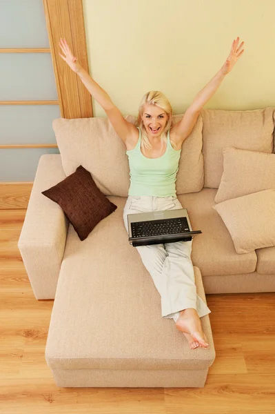 Glückliche Junge Frau Sitzt Auf Sofa Mit Laptop — Stockfoto