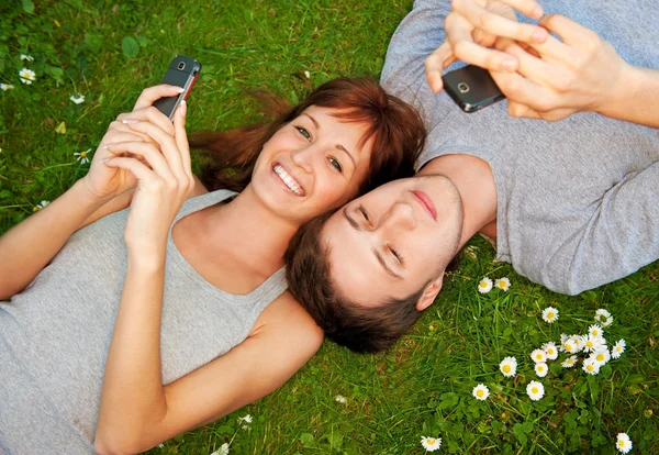 Jeune Couple Avec Téléphones Mobiles Extérieur — Photo