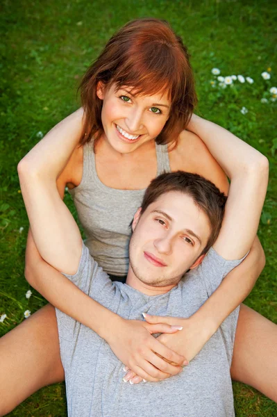 Jong paar in liefde buiten — Stockfoto
