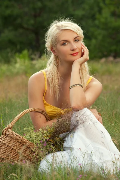 Kadın bir çayır üzerinde rahatlatıcı — Stok fotoğraf
