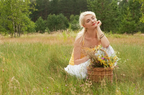 Mulher relaxante em um prado — Fotografia de Stock
