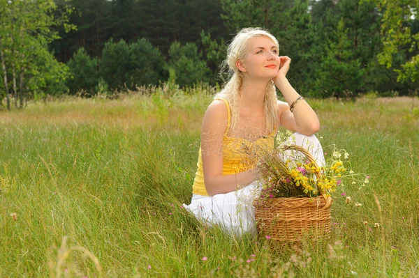Menina relaxante em um prado — Fotografia de Stock