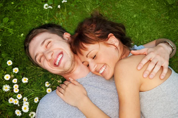 Jeune couple amoureux en plein air — Photo