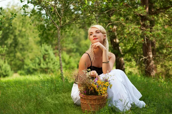Žena relaxaci na čerstvém vzduchu — Stock fotografie