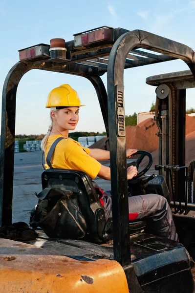 Kvinnlig Arbetare Drivande Last Lastbil — Stockfoto
