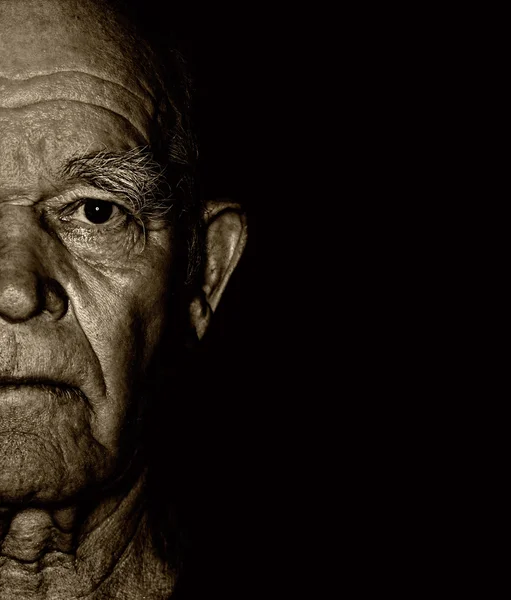 Das Gesicht Eines Älteren Mannes Über Blassem Hintergrund — Stockfoto