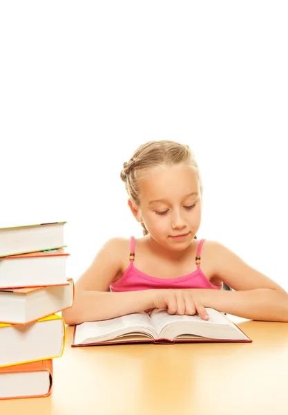 Νεαρά μαθήτρια, διαβάζοντας ένα βιβλίο — Φωτογραφία Αρχείου