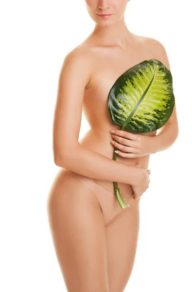 Ung kvinna med grönt blad — Stockfoto