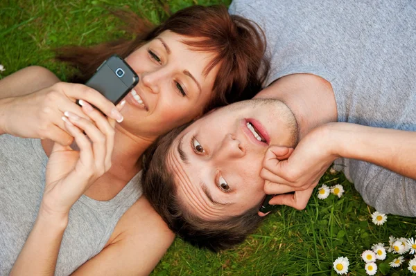 年轻夫妇与手机户外 — 图库照片