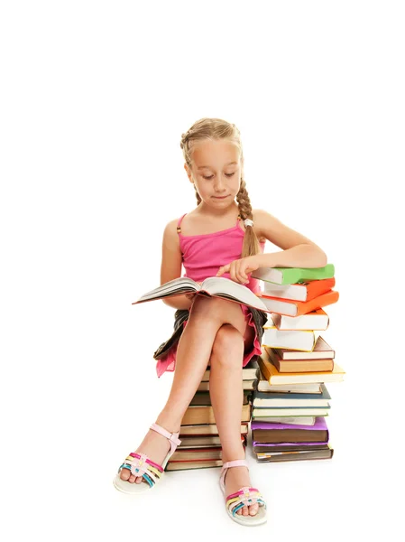 Μικρή μαθήτρια, διαβάζοντας ένα βιβλίο — Φωτογραφία Αρχείου