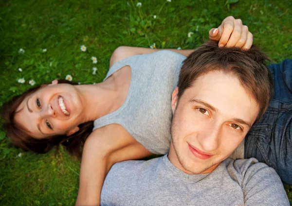 Unga par förälskade utomhus — Stockfoto