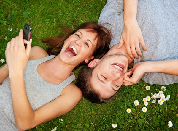 Cep telefonu açık havada ile Çift — Stok fotoğraf