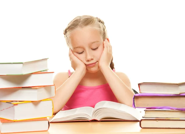 Giovane studentessa che legge un libro — Foto Stock