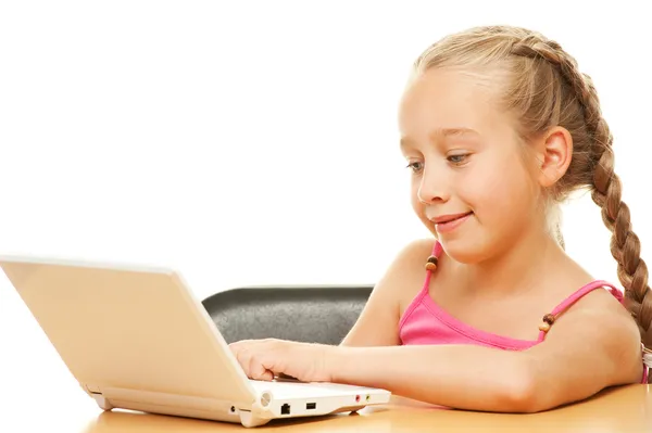 Petite écolière avec un ordinateur portable — Photo