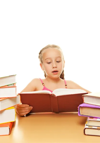 Weinig schoolmeisje lezen van een boek — Stockfoto