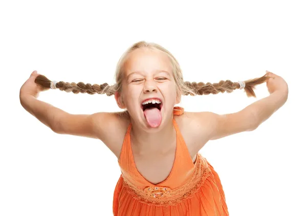 Маленька дівчинка робить смішне обличчя — стокове фото
