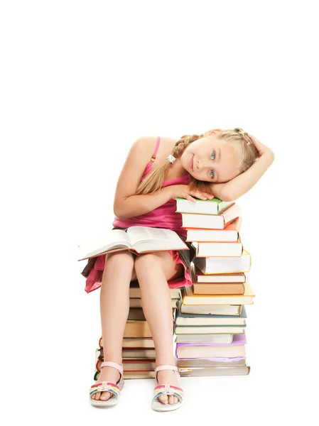 Μικρή μαθήτρια κάθεται στα βιβλία — Φωτογραφία Αρχείου