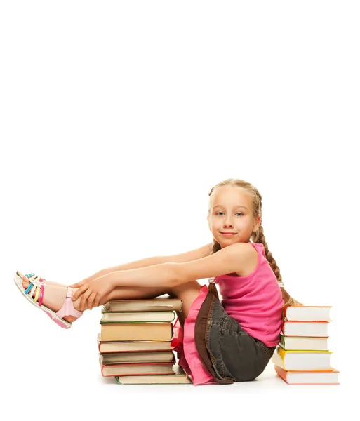 Μικρή μαθήτρια κάθεται στα βιβλία — Φωτογραφία Αρχείου