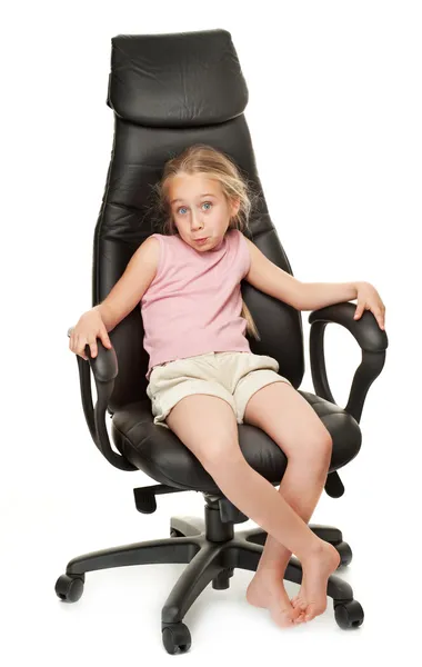 Νεαρό κορίτσι που κάθεται στην καρέκλα — Φωτογραφία Αρχείου