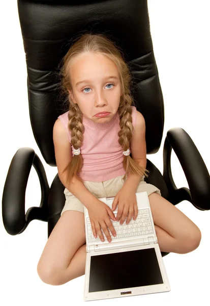 Trauriges junges Mädchen mit Laptop — Stockfoto