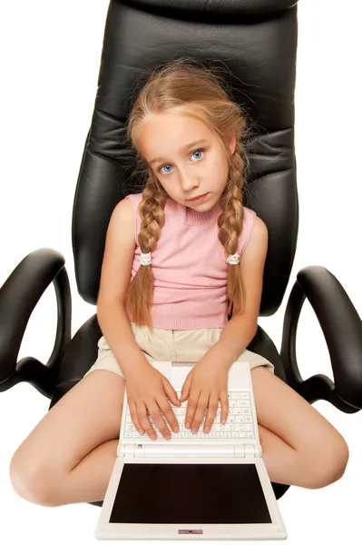 Милая молодая девушка с ноутбуком — стоковое фото