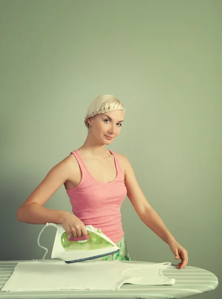 Mujer hermosa mujer planchando ropa — Foto de Stock