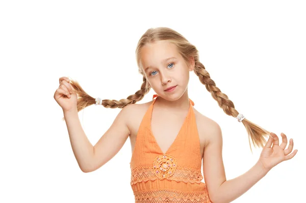 Kleines Mädchen mit seitlichen Zöpfen — Stockfoto