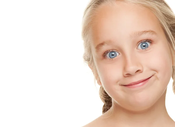 Маленькая девочка делает смешное лицо — стоковое фото