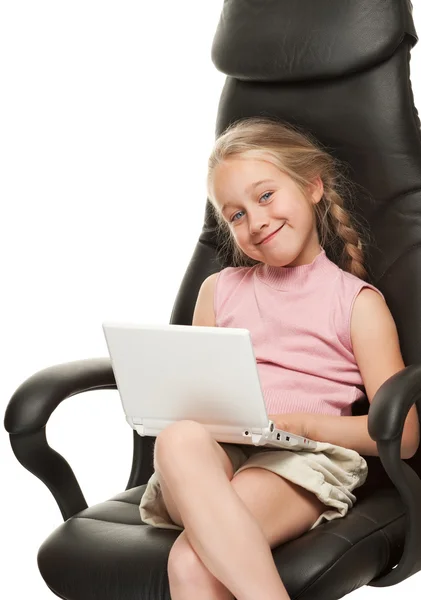 Chica bastante joven con ordenador portátil —  Fotos de Stock