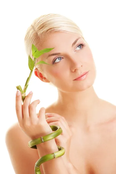 Jeune femme avec une plante de bambou — Photo
