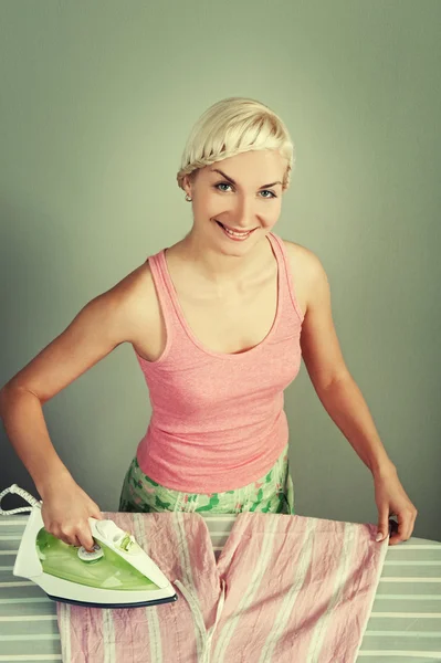 Beutiful woman woman ironing clothes — Stock Photo, Image