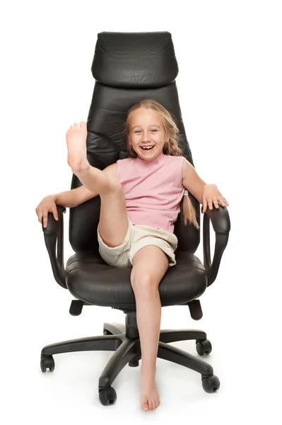 Junges Mädchen sitzt auf Stuhl — Stockfoto